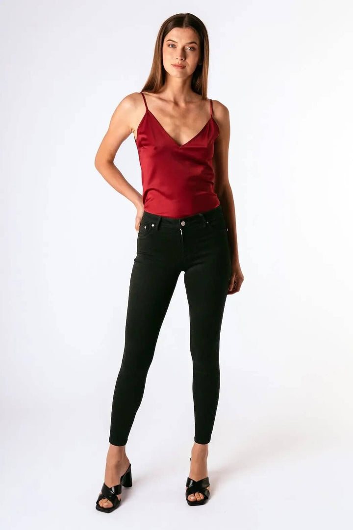 Tractr Nina High Waist Skinny with great stretch in Jet Black at Onatorobi.